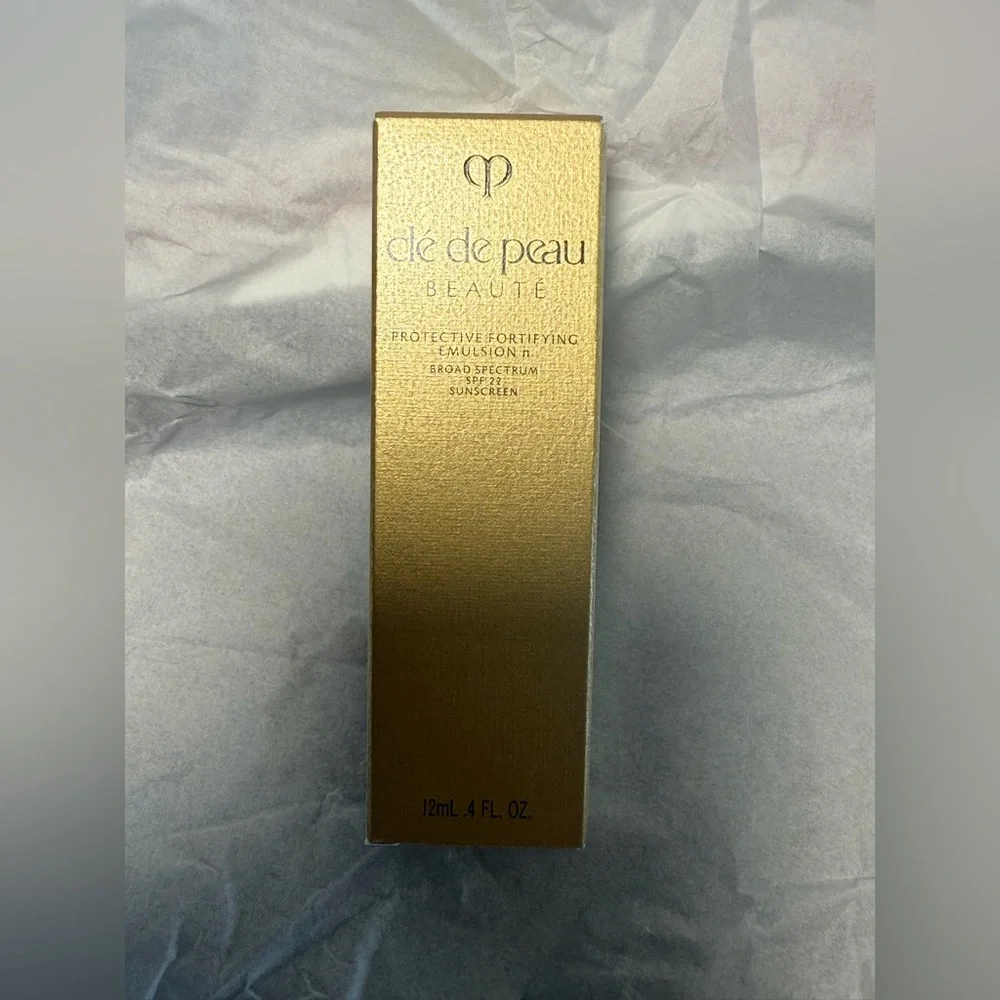 Clé de Peau Beauté bag and set. - Picture 3 of 8